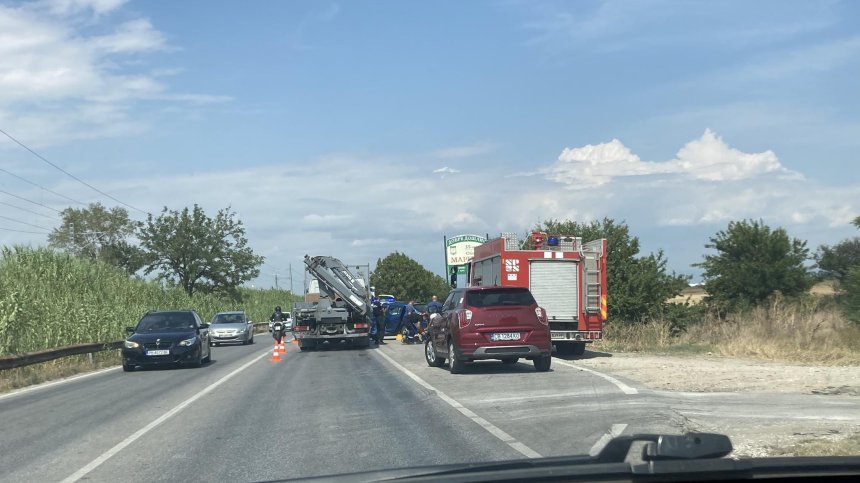 Тежка катастрофа в Пловдивско, режат ламарини, за да извадят шофьора