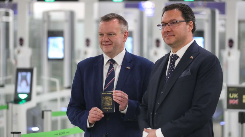 Ник Томас-Симъндс и Даниел Митов представят нови мерки на летище "Васил Левски" (СНИМКИ)