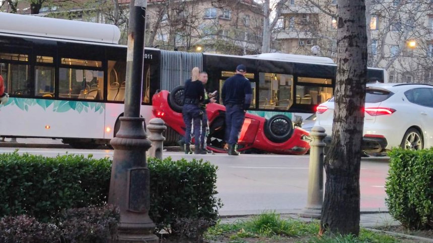 Зрелищна катастрофа между коли и автобус в центъра на София