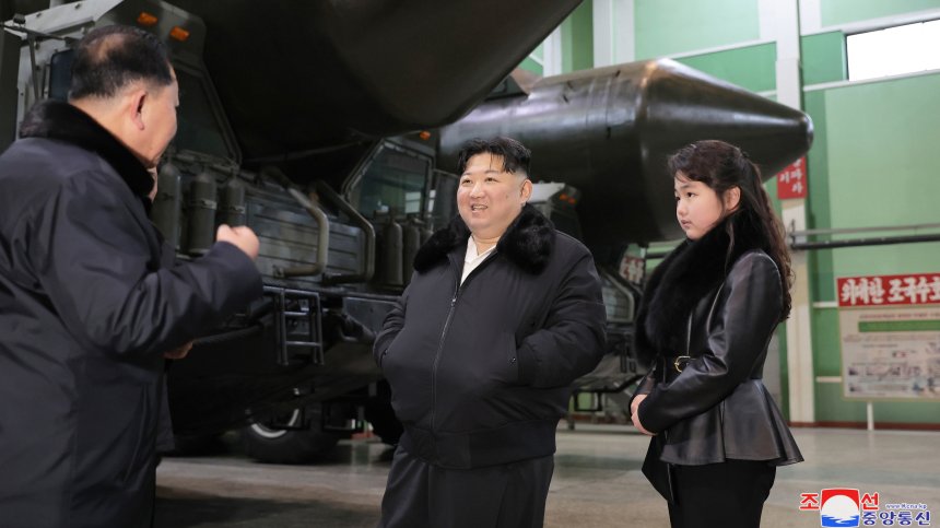 Ким Чен Ун ръководи военна демонстрация с нов боен танк