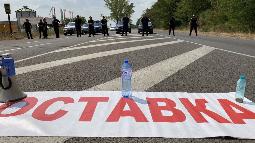 Пътят Стара Загора-Хасково остава затворен, протести има в цялата страна