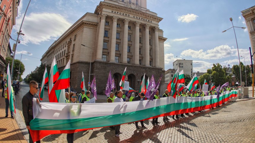 Протестиращи служители на "Автомагистрали - Черно море" блокираха центъра на София