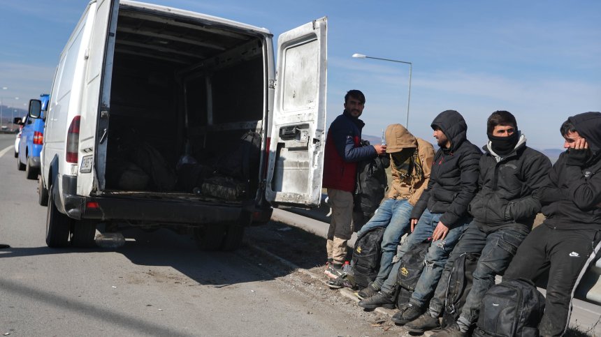 Бременна лекарка, военен и изчезнал младеж - що за трафиканти на мигранти?