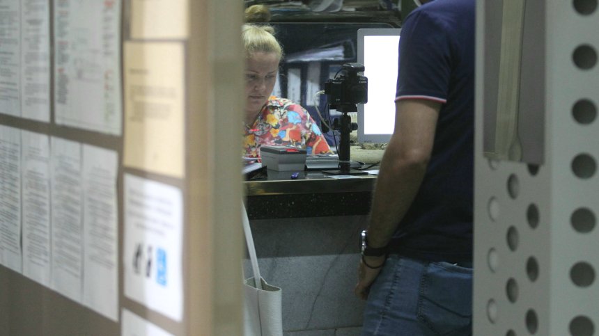 Системите на МВР и КАТ се сринаха, извиха се опашки от чакащи по гишета