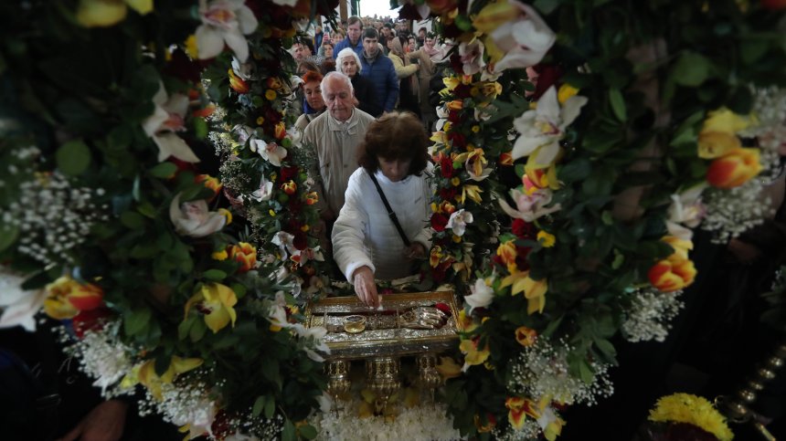 "Обръщаме се към Бог в трудни времена": Денонощни молитви пред мощите на Св. Георги