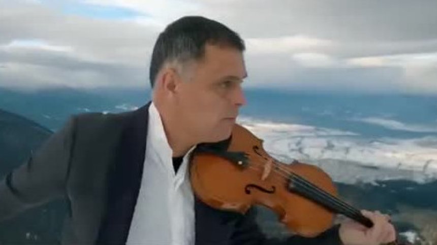 Васко Василев с вълшебно изпълнение по снежните върхове на Пирин (ВИДЕО)