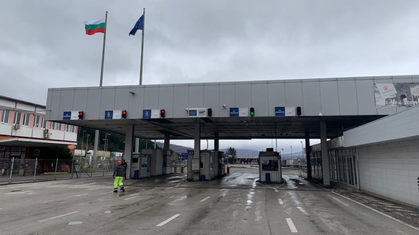 Сърбия временно спря движението на товарни автомобили през "Калотина"