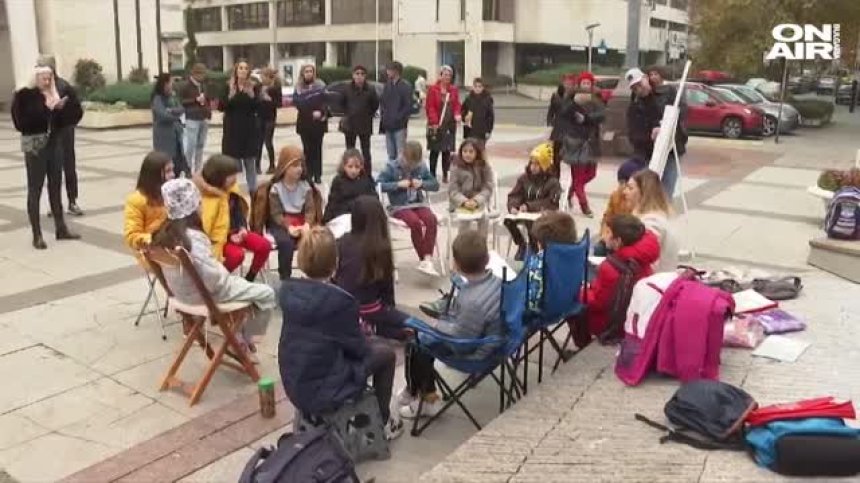Протест заради тест: Превърнаха площад в Бургас в открита класна стая
