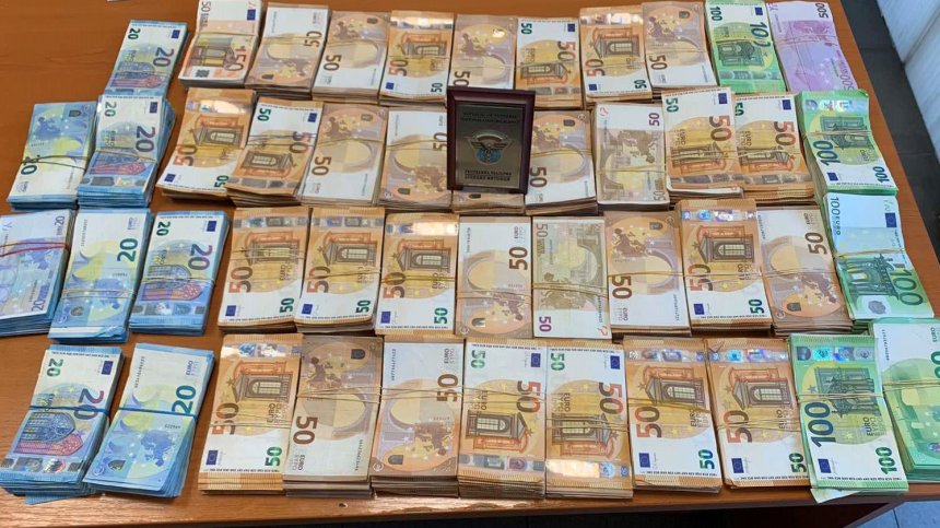 Митничари хванаха недекларирана валута за над 450 хил. лв.