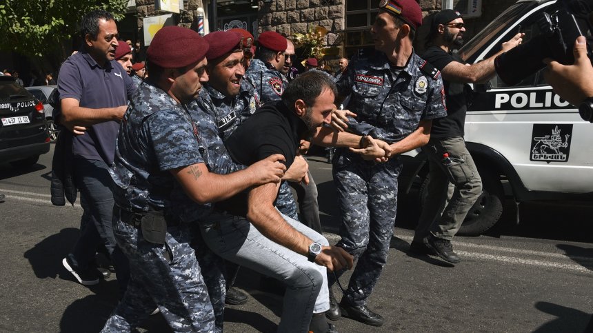 Напрежение в Армения: Задържаха над 140 опозиционни активисти в Ереван