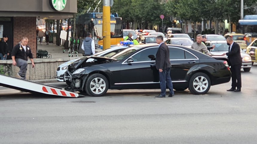 Автомобил на НСО катастрофира в центъра на София (+СНИМКА)