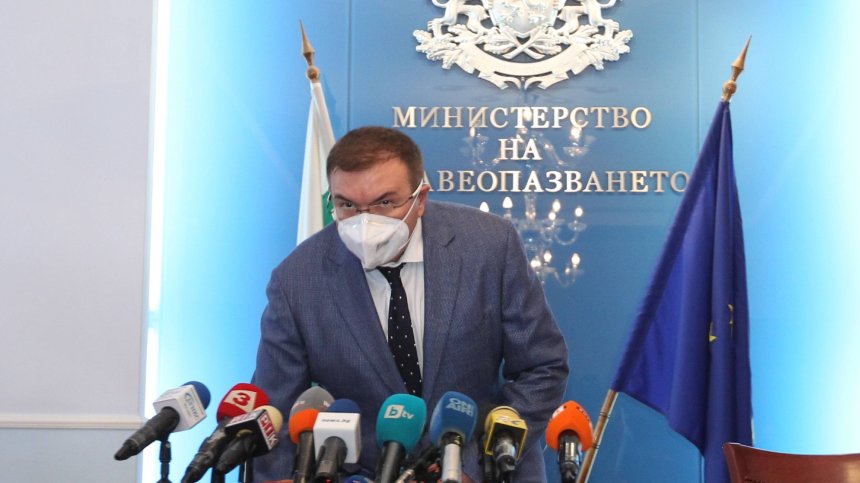 Министър Ангелов: Поставяме медицински пунктове пред големите болници
