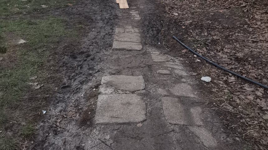 Кална пътека, по която родители в кв. "Младост" водят децата си на градина