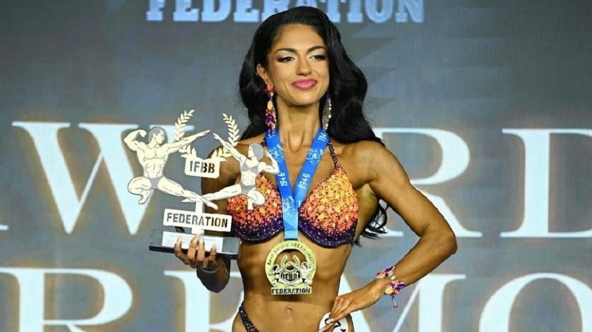 Раяна Димитрова отвя девойки и жени - грабна три титли от Световното по бодибилдинг