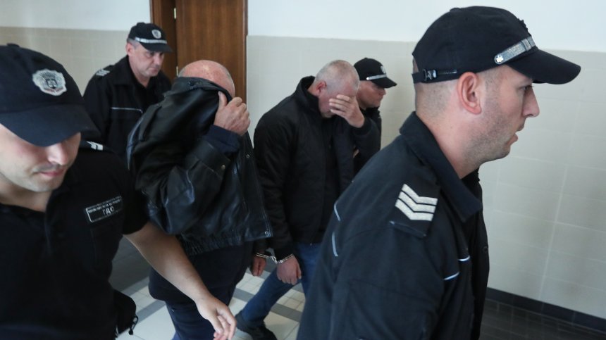 Служители от ИААА остават в ареста - твърдят, че шофьорите имали наркотици