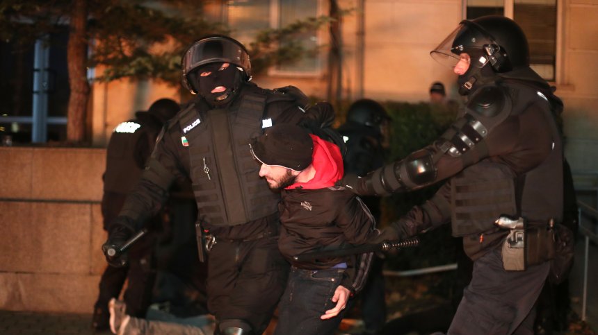 Знае се кои са полицаите, евентуално превишили правомощията си. Двама протестиращи остават в ареста