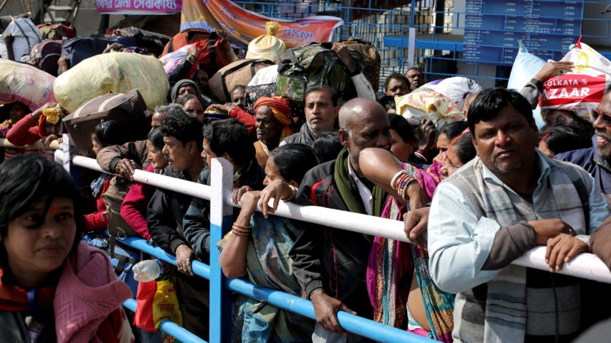 Арестуваха шестима души в Индия след смъртоносната блъсканица със 121 жертви