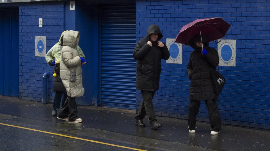 Бурни ветрове и проливни дъждове връхлитат Великобритания