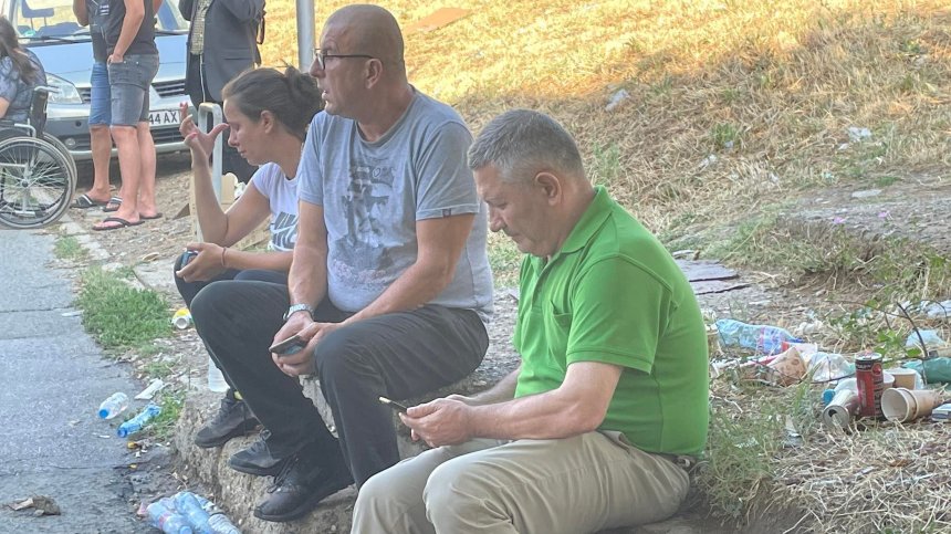 Безсънна нощ за близките на ранените деца: Само да оживеят!