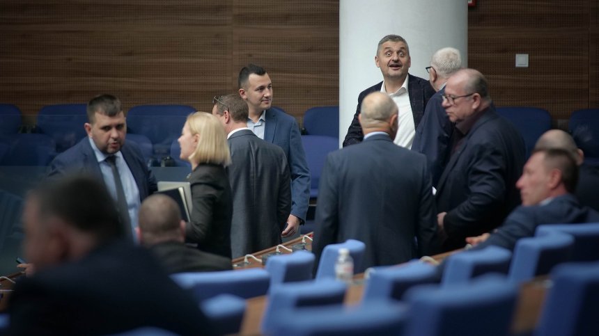 По пътя на бюлетините: ЦИК и "Информационно обслужване" на горещата трибуна в НС