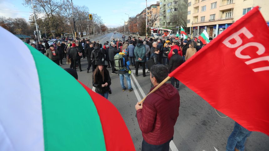Протест блокира временно движението на Орлов мост в София