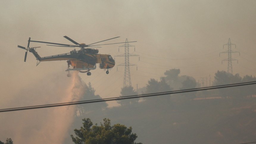 Три самолета и хеликоптер се борят с голям пожар на остров Родос