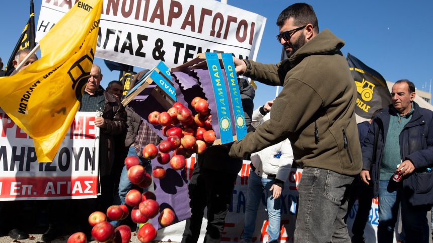 Фермерите в Гърция блокираха пътища - има ли напрежение по нашата граница?