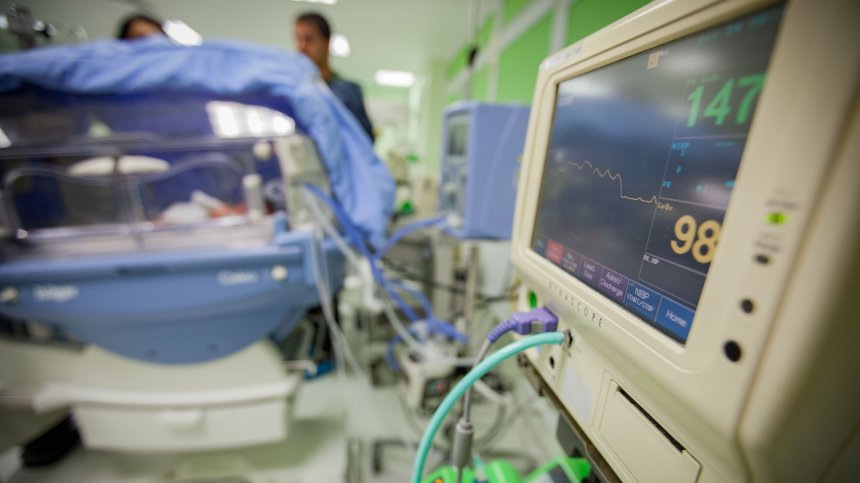 Разследват смъртта на бебе, родено в домашни условия