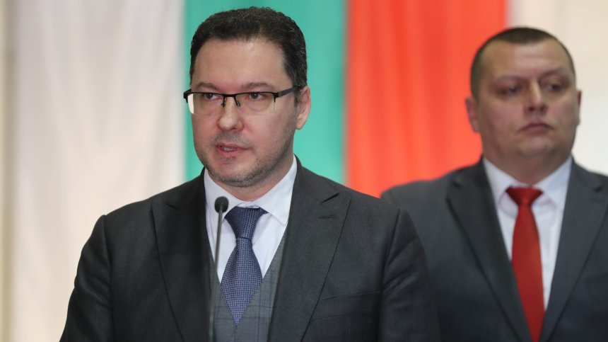 Натиск за оставката на шефа на МВР Даниел Митов
