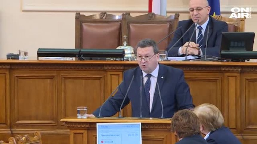 Таско Ерменков от БСП се появи в НС &ndash; проверявал си пощата