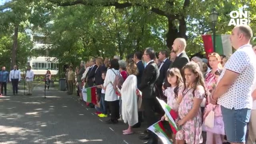 София чества Съединението, десетки се събраха пред мавзолея на княз Батенберг I