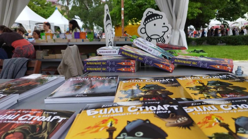 Четенето не е демоде: Деца се редят на опашки на Панаира на книгата в София