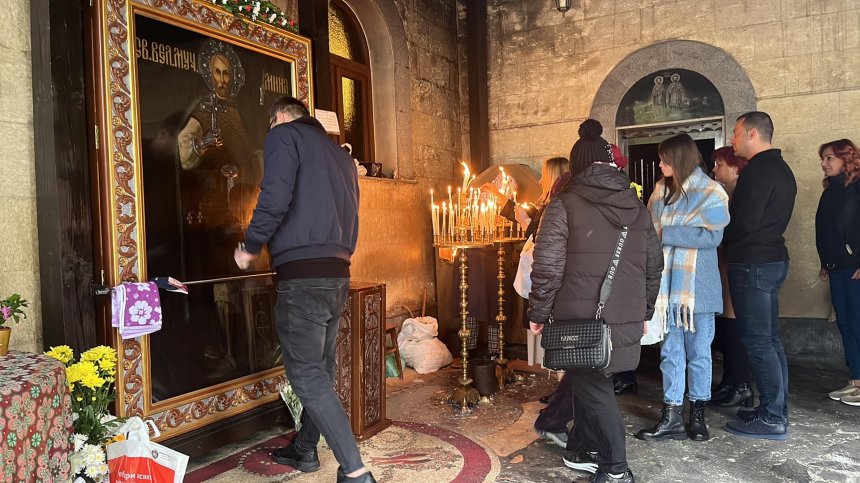 С молитви за здраве и рожба: Опашки от вярващи в чудесата на Свети Мина