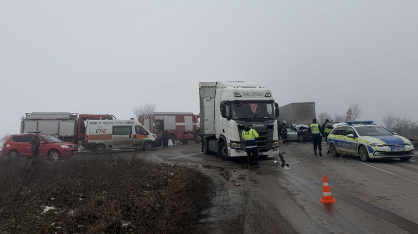 Мъж загина при катастрофа между два камиона и две коли във Врачанско