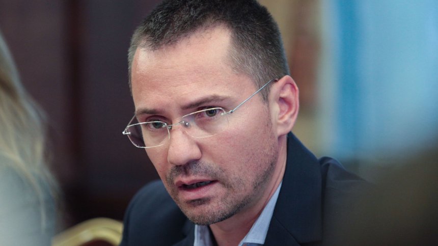 Джамбазки подари "Македонският въпрос - история и актуалност" на делегати в ЕС