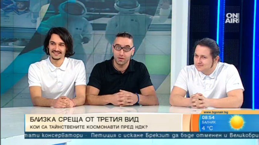 Млади актьори изнасят шоу-лекция за кривата на щастието