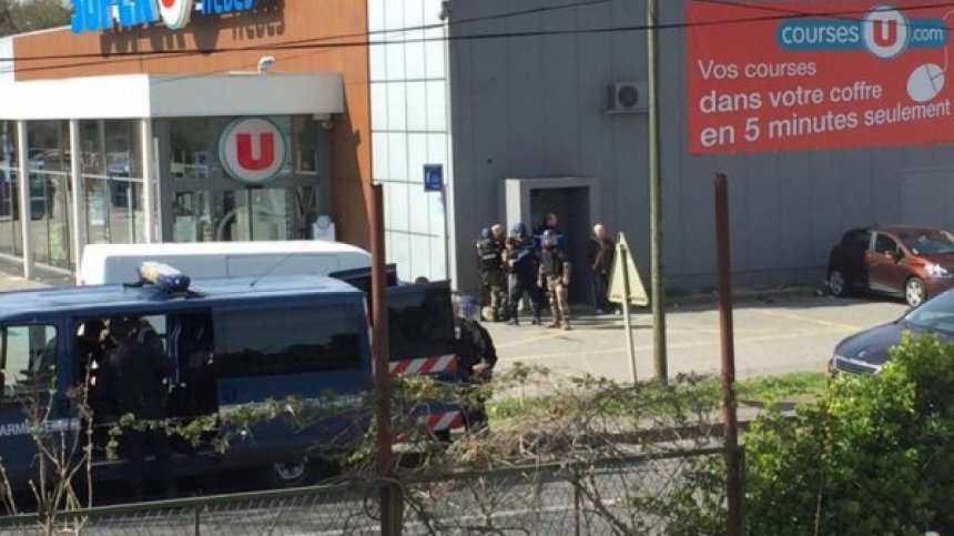 Освободиха заложниците в супермаркета в Треб, трима души загинаха