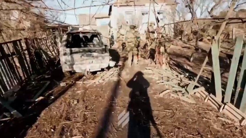 Това оставиха руснаците край Бахмут: Украински военни споделиха кадри от фронта (+ВИДЕО)