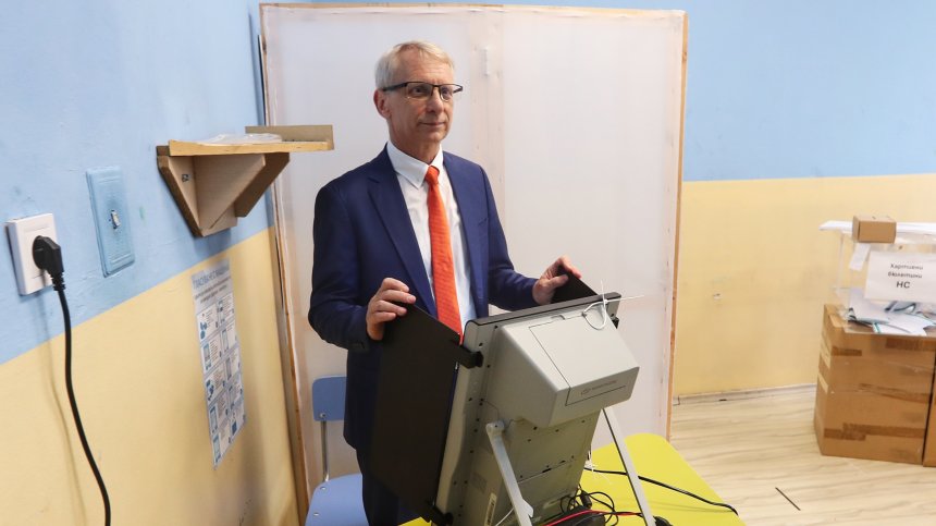 Бившият премиер акад. Денков упражни правото си на вот на машина