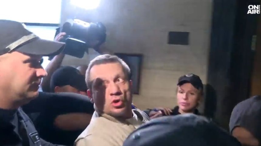 Хасърджиев с белезници в съда, носят се легенди за гей партита в дома му (ВИДЕО)