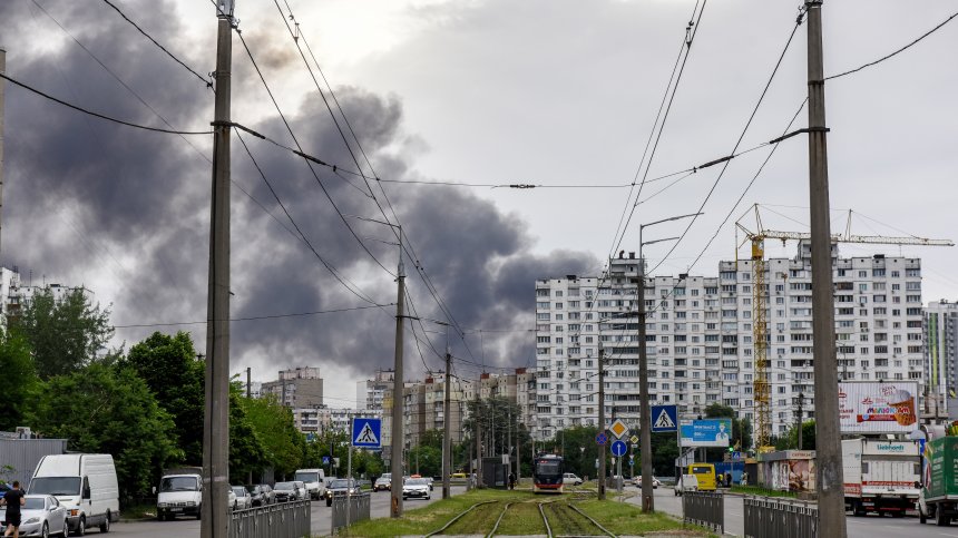 Боевете не спират: Стълбове черен дим в небето на Киев, Северодонецк е в развалини