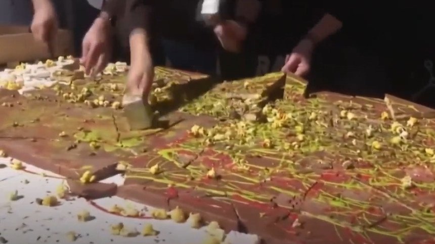 80-килограмов дубайски шоколад стана атракция в Португалия (+ВИДЕО)