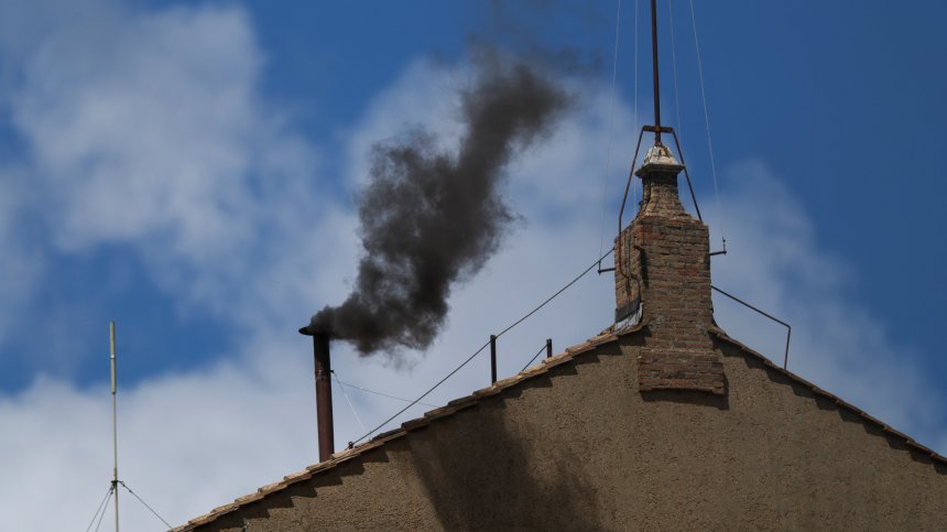 Закучи се изборът на нов папа - пак черен дим над Сикстинската капела