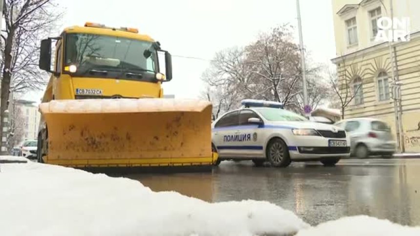 Шофьори и граждани, недоволни от почистването на снега: Малките улички са в безобразно състояние