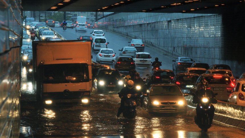 Извънредни мерки в Гърция заради наводненията, институциите затварят врати