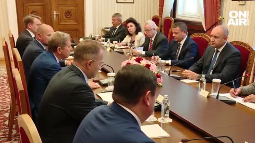 "Лукойл" с план за действие за горивата, обсъдиха с Радев и Донев мерки за икономиката