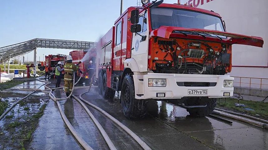 Петролни резервоари пламнаха на руско пристанище след украинска атака