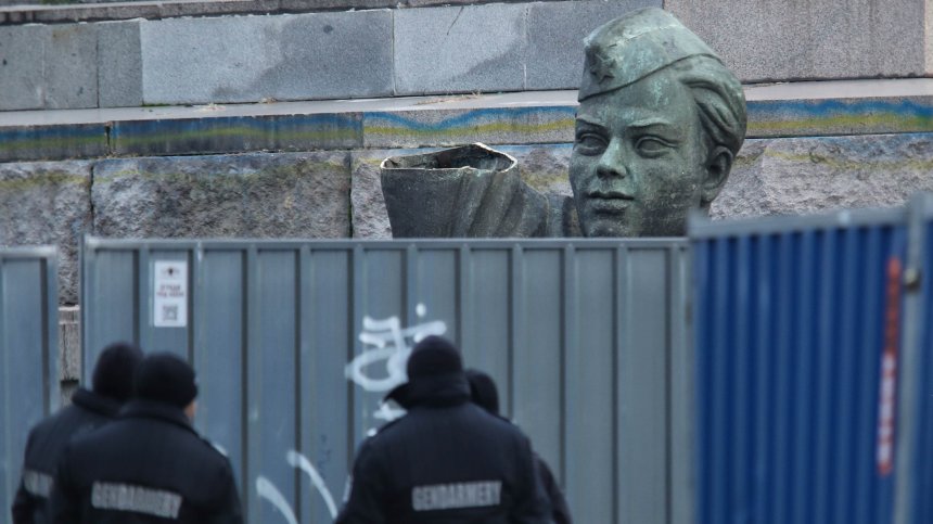 Парче по парче Паметникът на Съветската армия изчезва