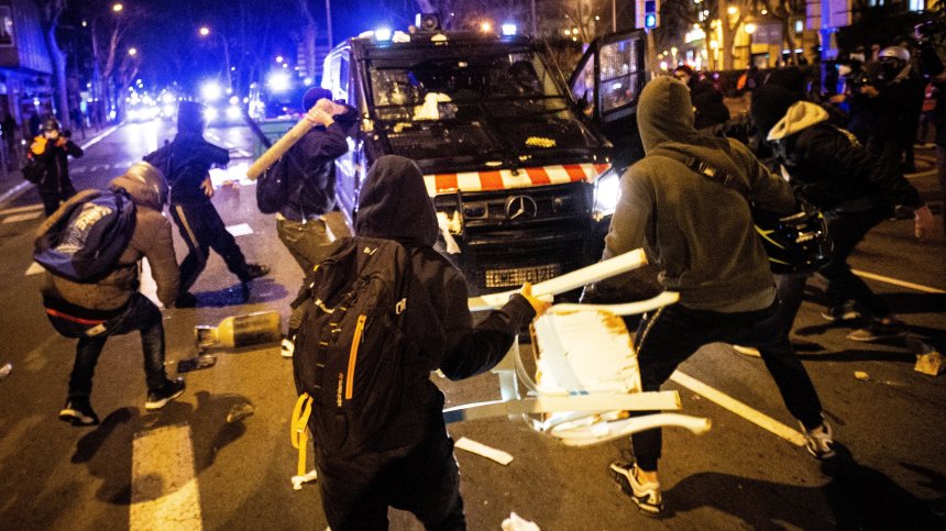 Протестиращите отвърнаха на полицията: Подпалени контейнери и барикади в Испания