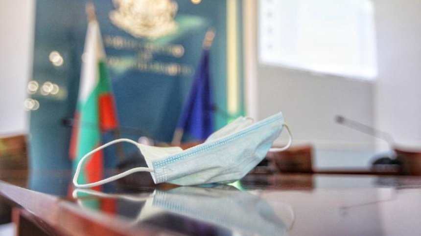 МЗ: Групите, рискови за Ковид-19, трябва да се пазят и от грип
